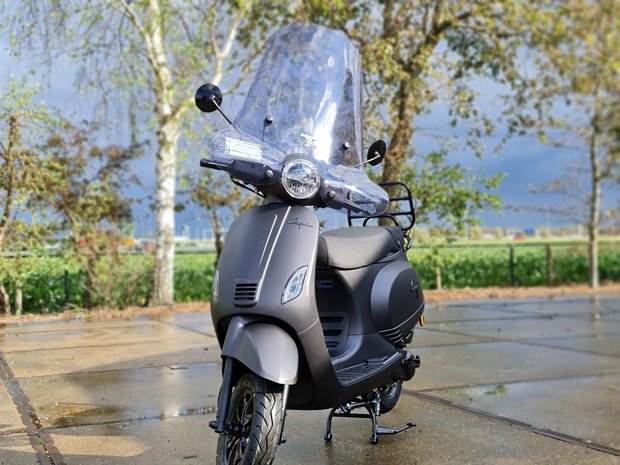 Capri V2s + windscherm + kettingslot scooter Mat Metallic Black (matzwart)  - Scooter Loods Haarlem