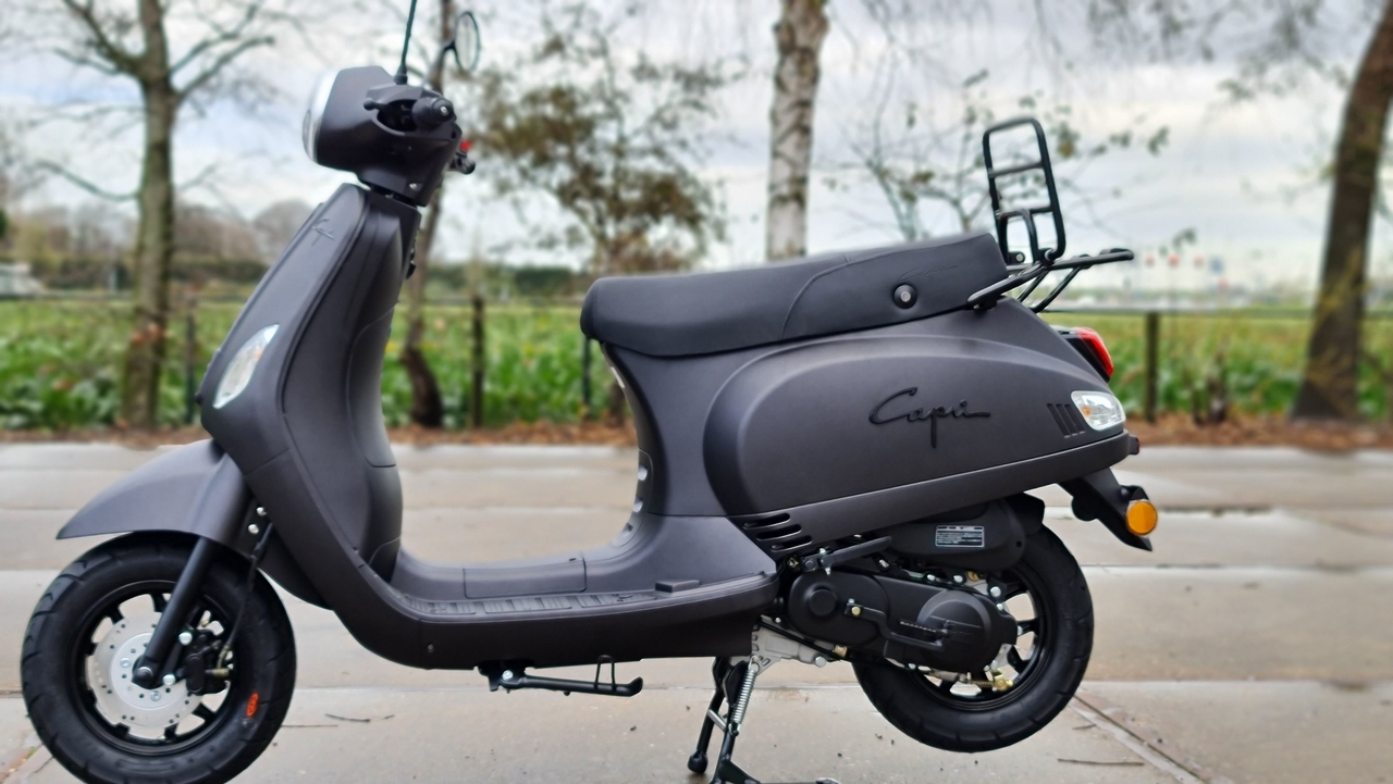 Capri 4T scooter mat zwart - Scooter Loods Haarlem