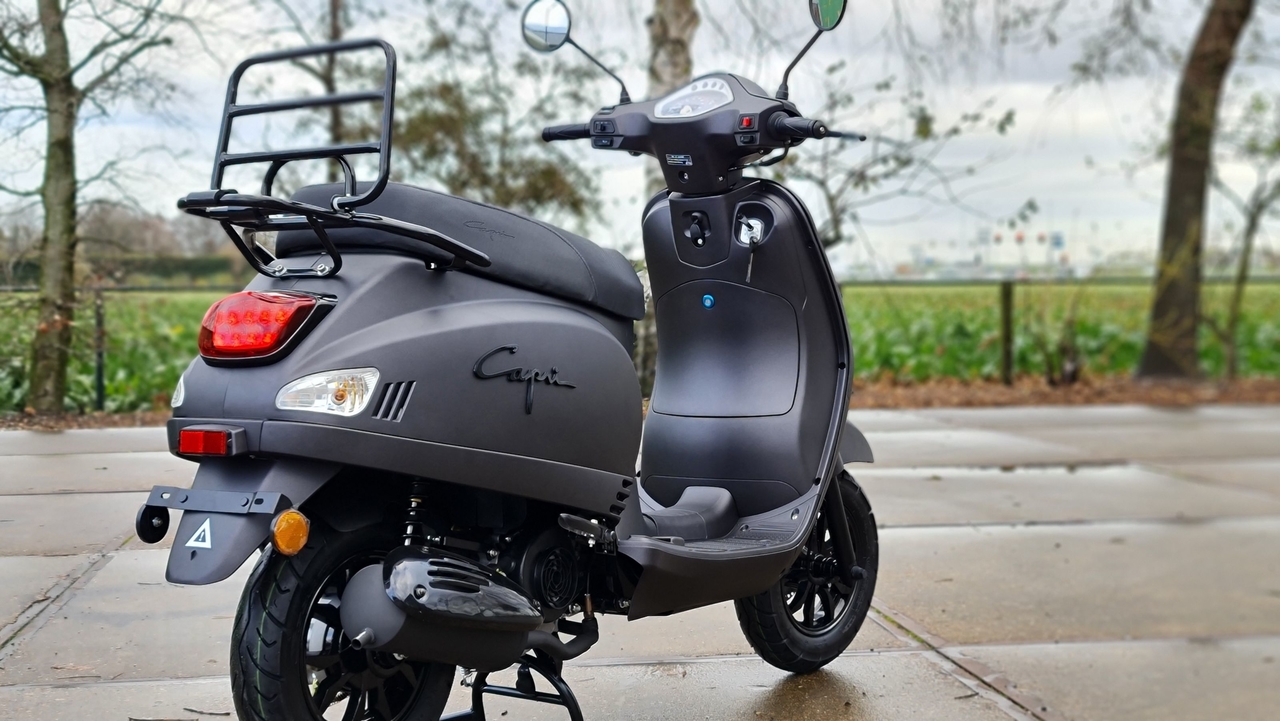 Capri 4T scooter mat zwart - Scooter Loods Haarlem