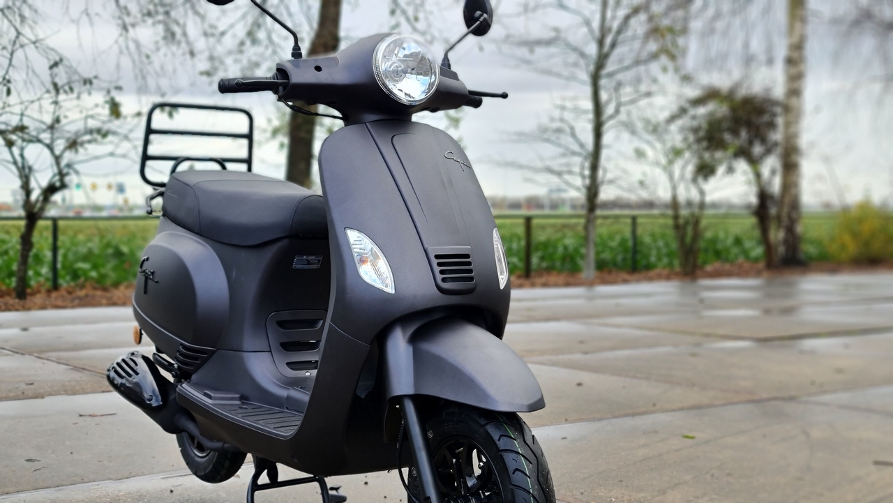 Capri 4T scooter mat zwart - Scooter Loods Haarlem